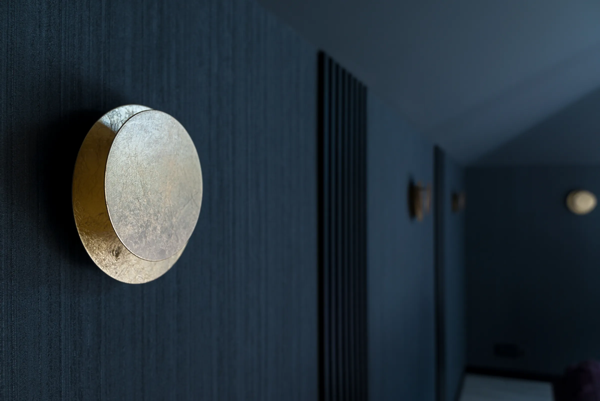 lampa kinkiet idelalux tick w realizacji salonu tomart.art