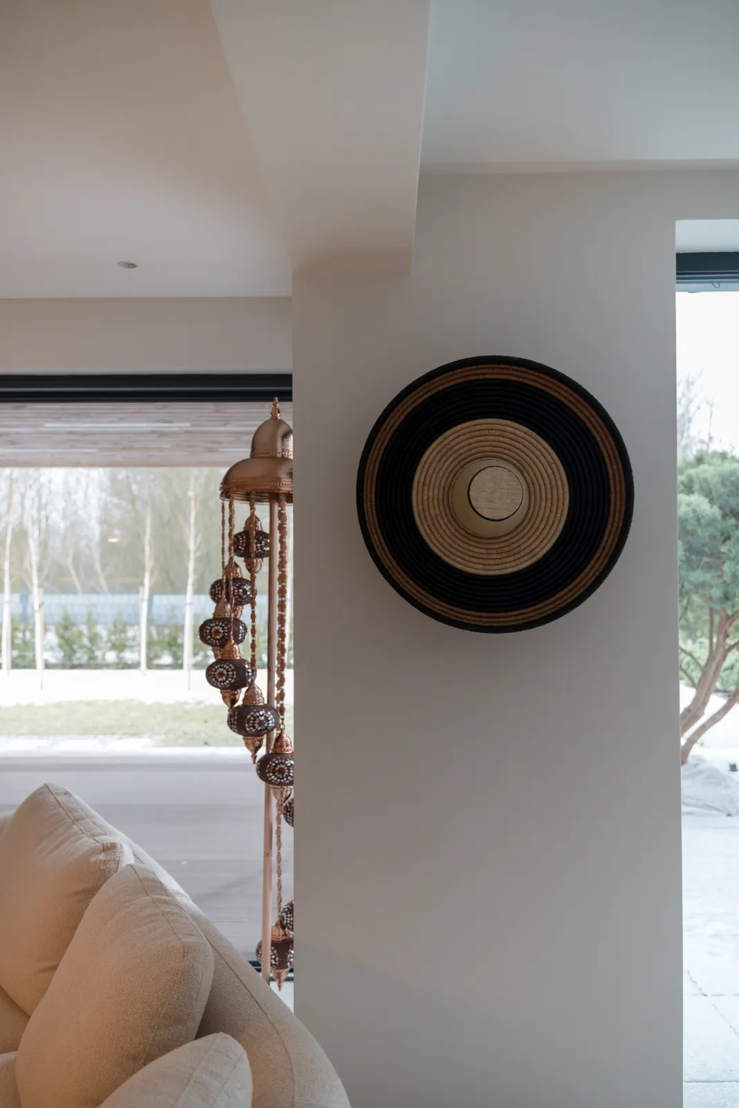 lampa w stylu etno naścienna i stojąca w realizacji salonu tomart.art 