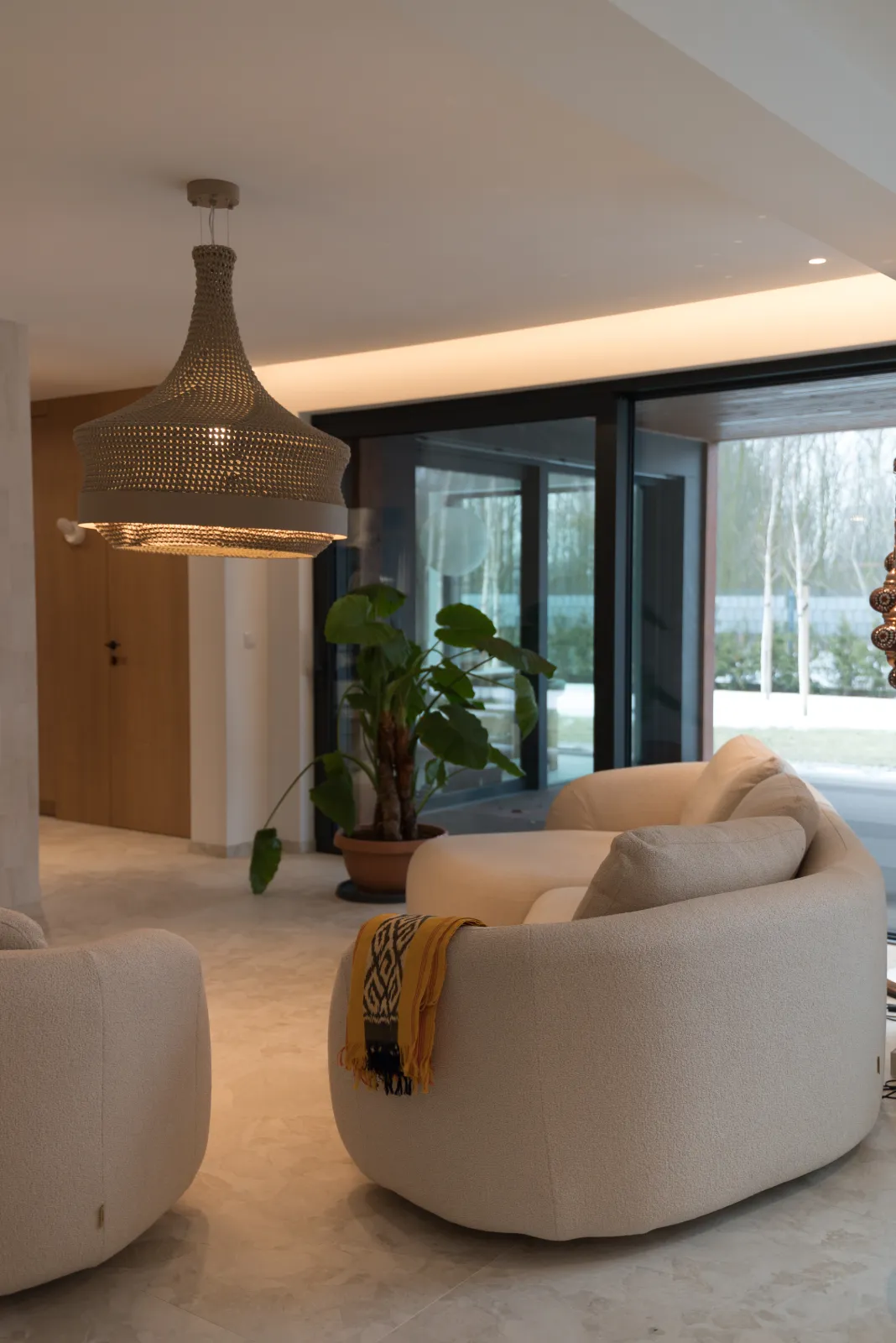 jasna sofa befame domani i lampy w stylu etno w realizacja salonu tomart.art