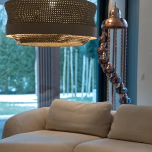 jasna sofa befame domani i lampa wisząca i stojąca w stylu etno w realizacja salonu tomart.art