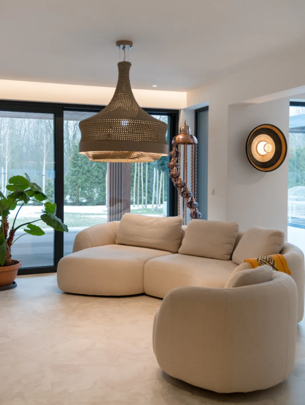 jasna sofa befame domani i lampy w stylu etno w realizacja salonu tomart.art