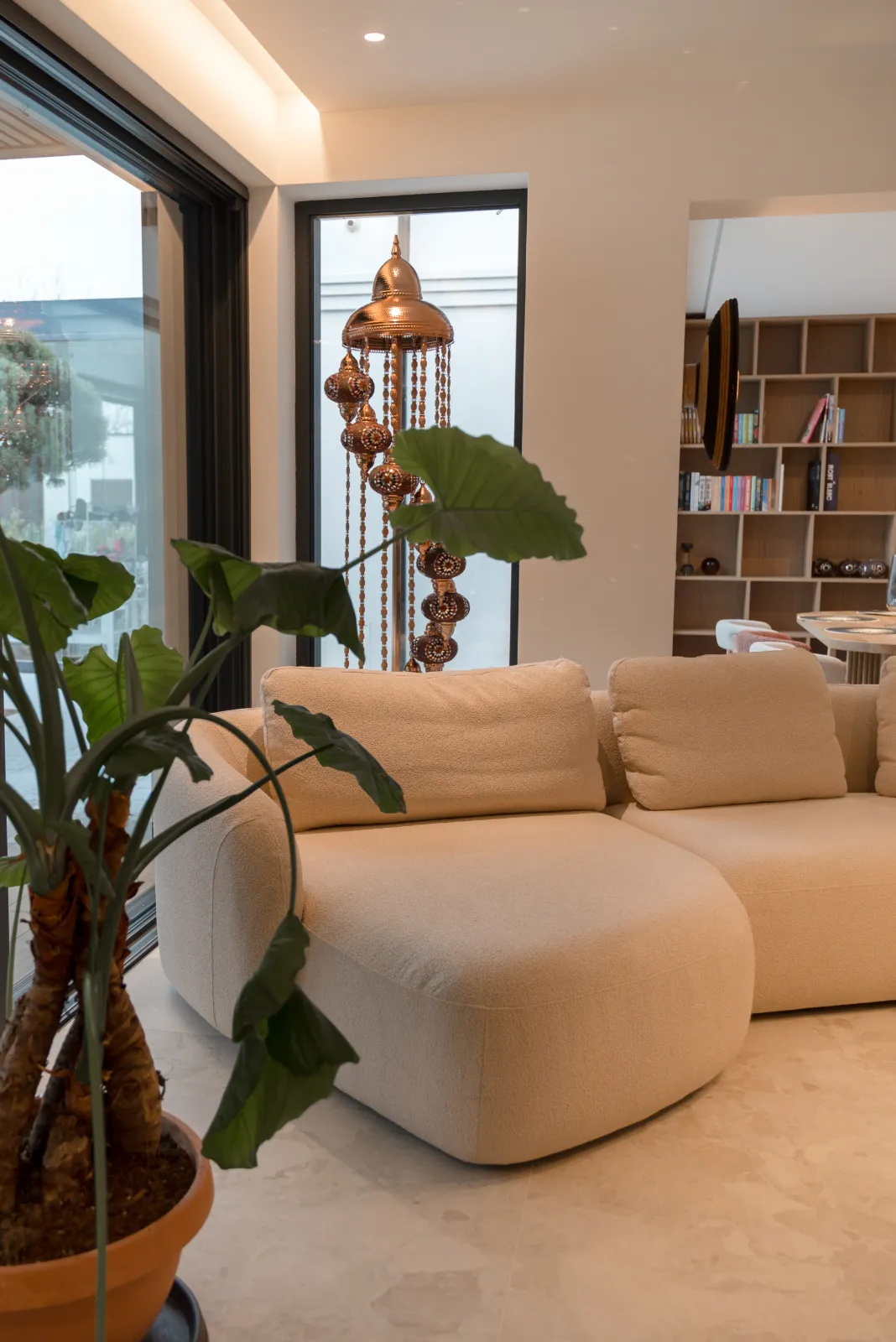 lampa wisząca i stojąca w stylu etno w realizacja salonu tomart.art