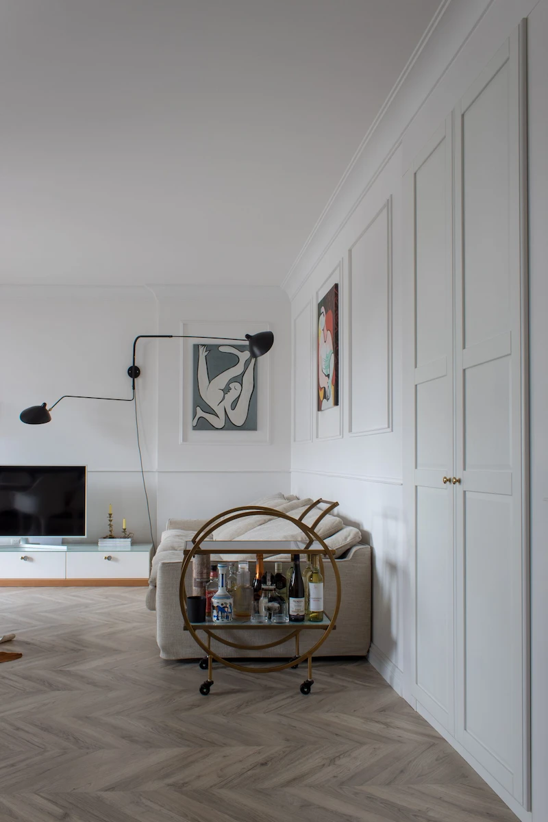 nowoczesna lampa scienna dcweditions w realizacji salonu tomart.art