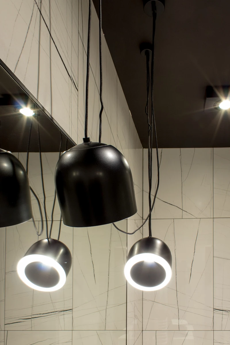 nowoczesna lampa zwieszana flos w realizacji salonu tomart.art