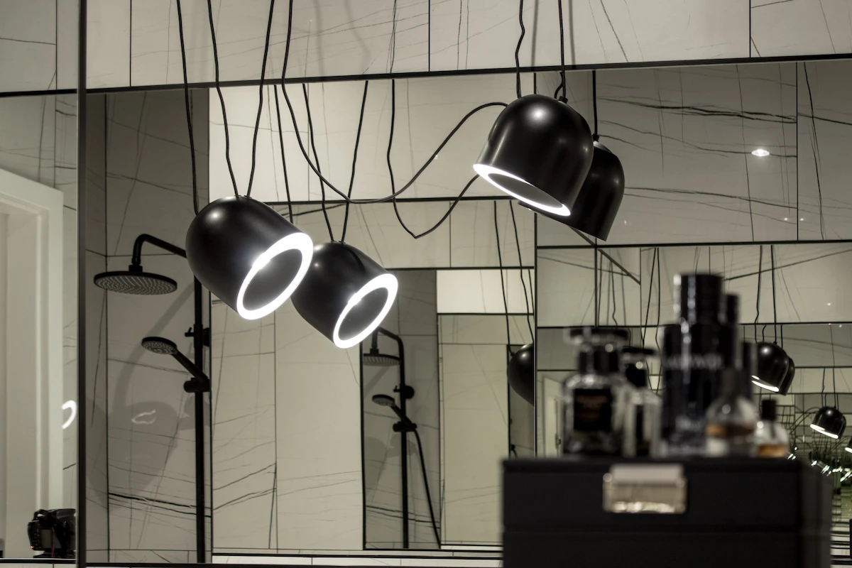 nowoczesna lampa zwieszana flos w realizacji salonu tomart.art