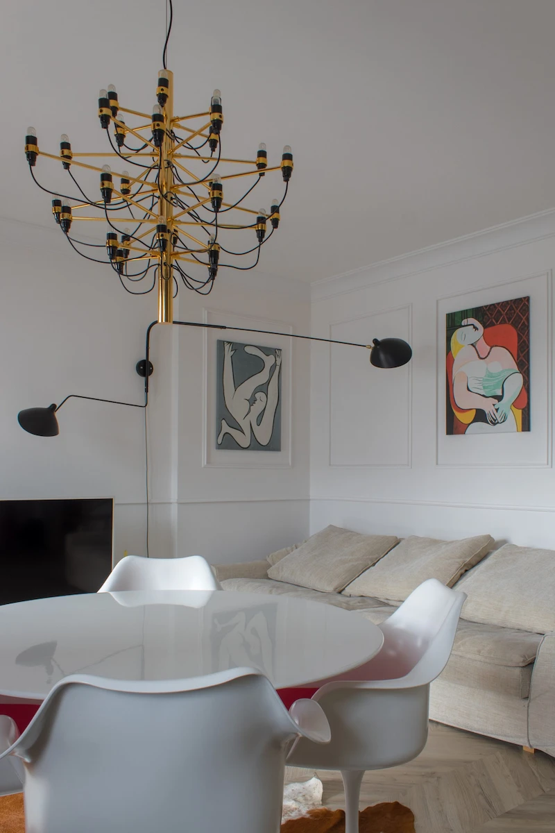 nowoczesna lampa zwieszana flos i scienna dcweditions w realizacji salonu tomart.art